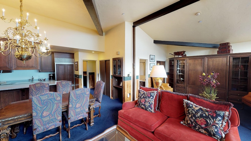 Condo, 2 Bedrooms