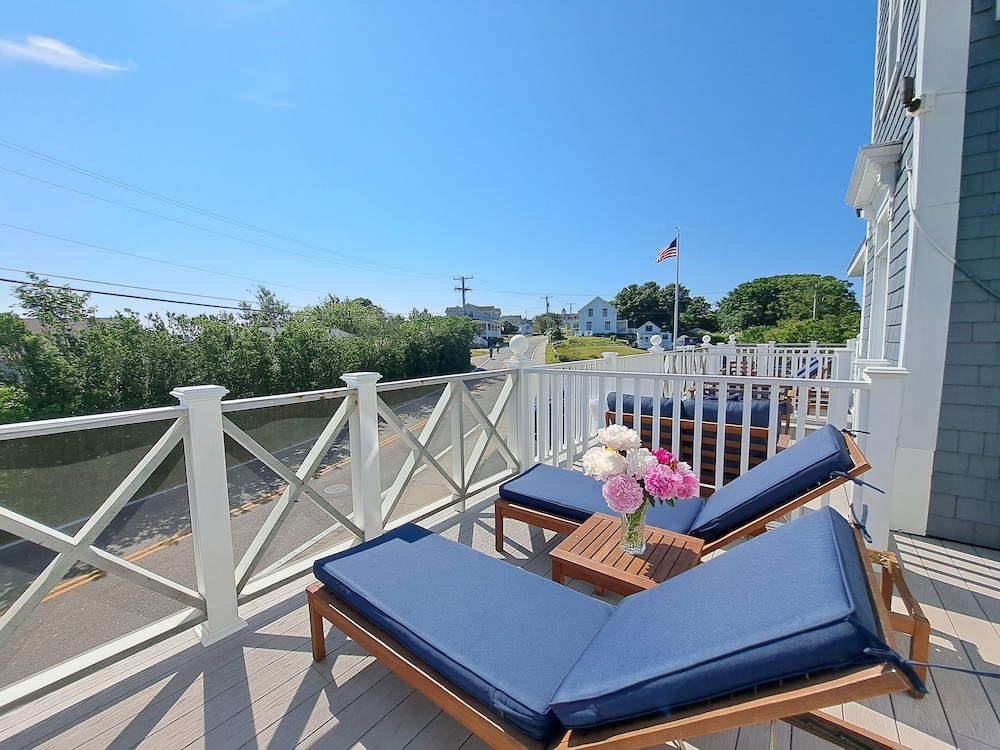 Deluxe Room, 1 King Bed, Terrace photo 2
