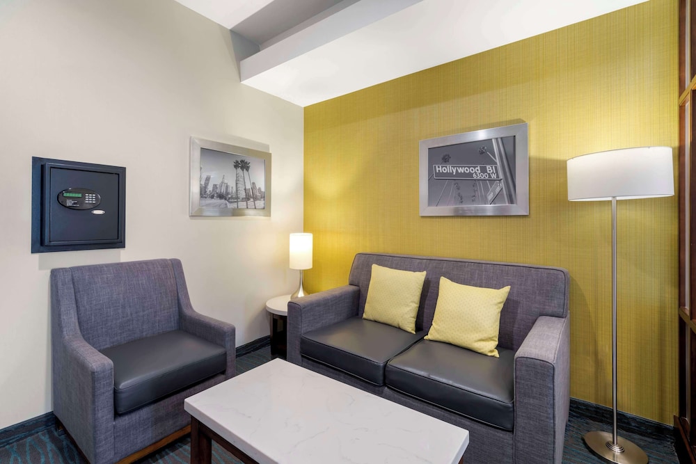 Suite, 1 King Bed with Sofa bed, Non Smoking, Refrigerator & Microwave (with Sofabed) photo 3