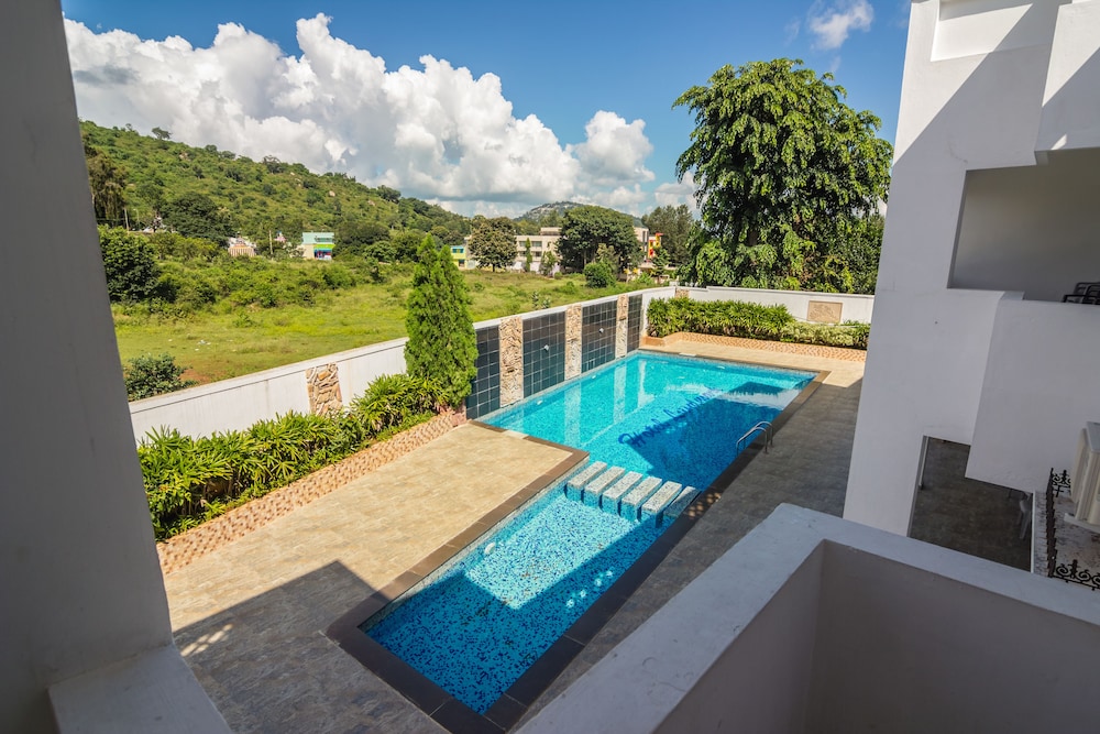 Luxe Pool View Ac Room photo 3