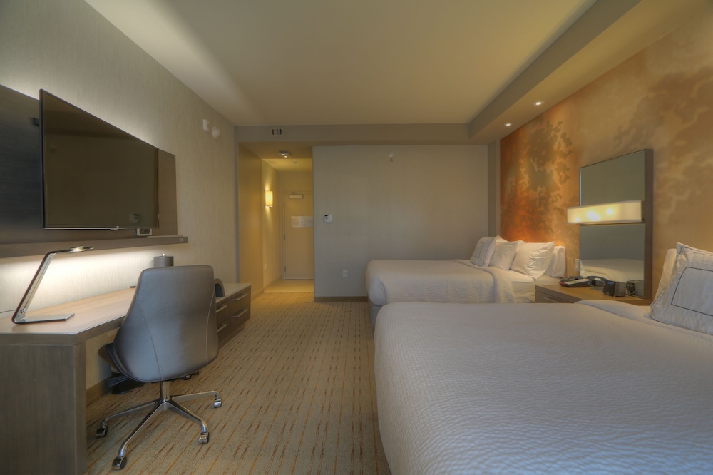 Room, 2 Queen Beds, Mountain View (Mobility/Hearing Access, Roll-in Shwr)