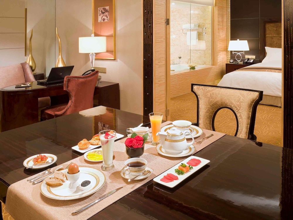 Club Suite, 1 King Bed, Club Lounge Access, Golf View (Prestige) - Photo 3