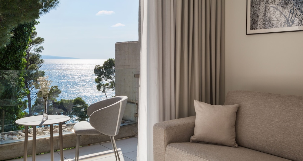 Superior Double or Twin Room, Balcony, Partial Sea View - Photo 4