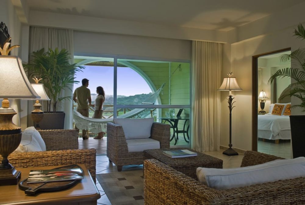 Suite - Photo 1