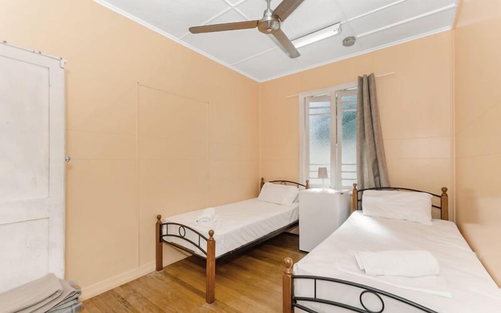 Standard Room, 2 Twin Beds, Non Smoking, Shared Bathroom (with Air Con) photo 1