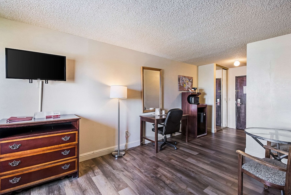 Suite w/ 2Queen Beds, Stairs Only photo 2