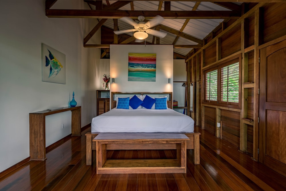 Deluxe Bungalow, 1 King Bed, Balcony, Ocean View photo 2