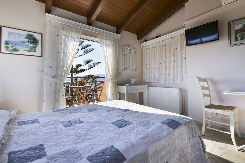 Standard Studio, Sea View