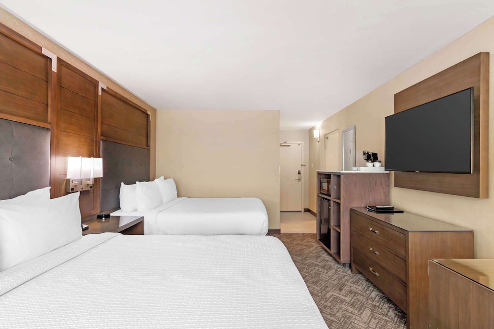 Standard Room, 2 Queen Beds, Non Smoking, Refrigerator & Microwave photo 3
