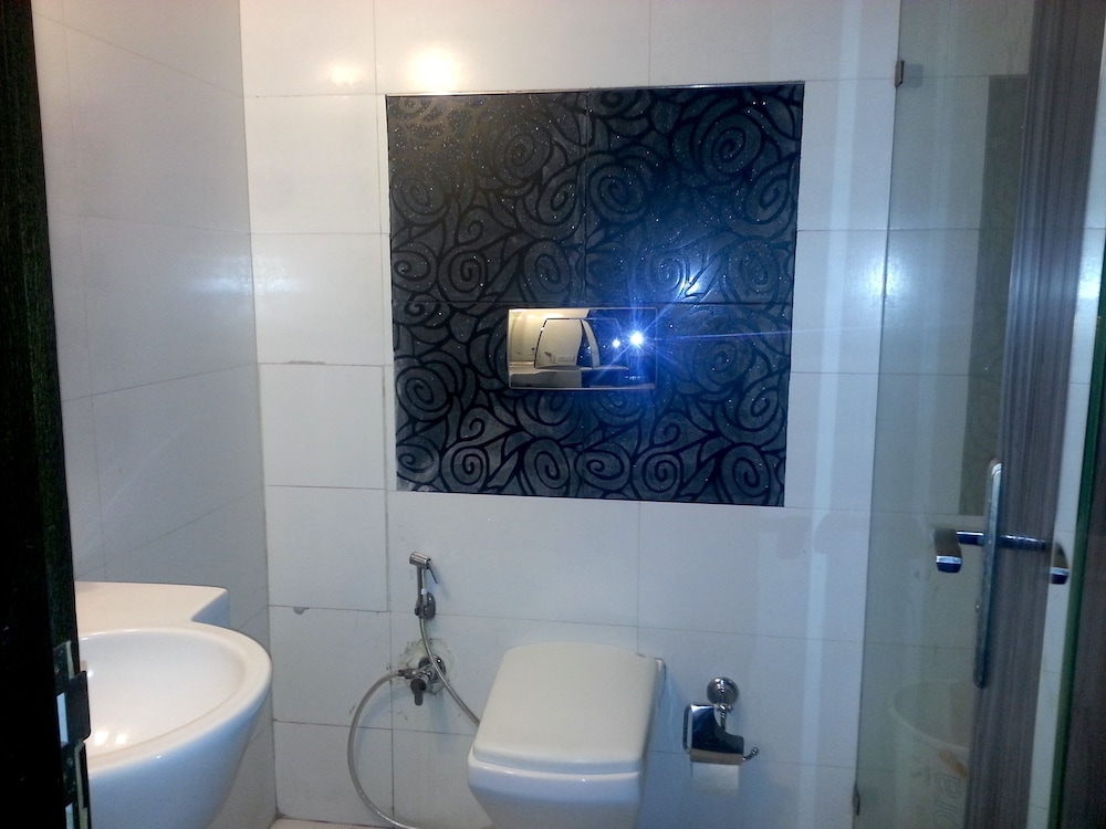 Premium Room, 1 King Bed - Photo 3