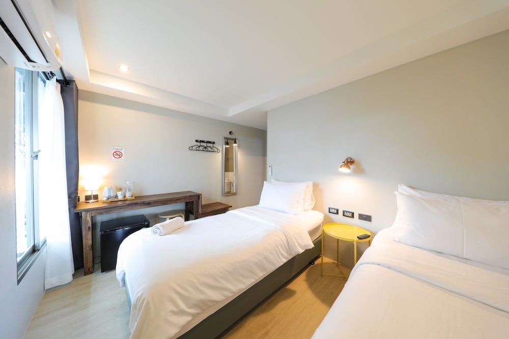 Economy Twin Room, 2 Twin Beds, Non Smoking - Photo 1
