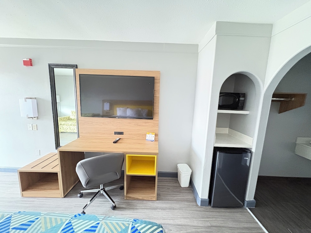 Room, 1 King Bed, Accessible, Non Smoking (Mobility, Roll-in Shower) photo 2