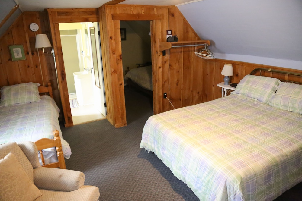 Room for 4, Multiple Beds photo 3