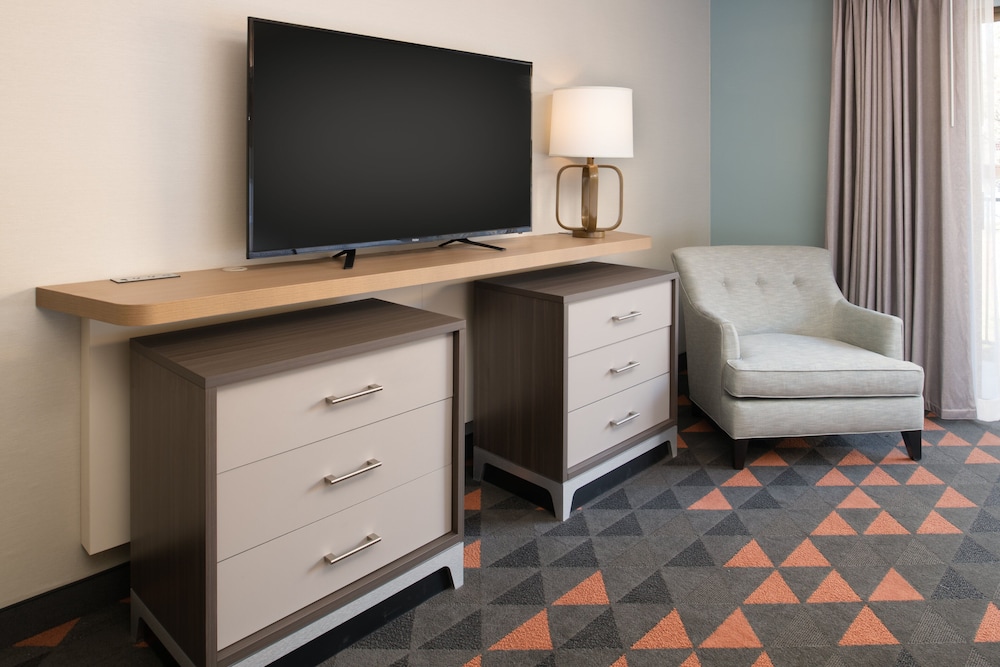 Suite, 1 Bedroom, Balcony - Photo 1