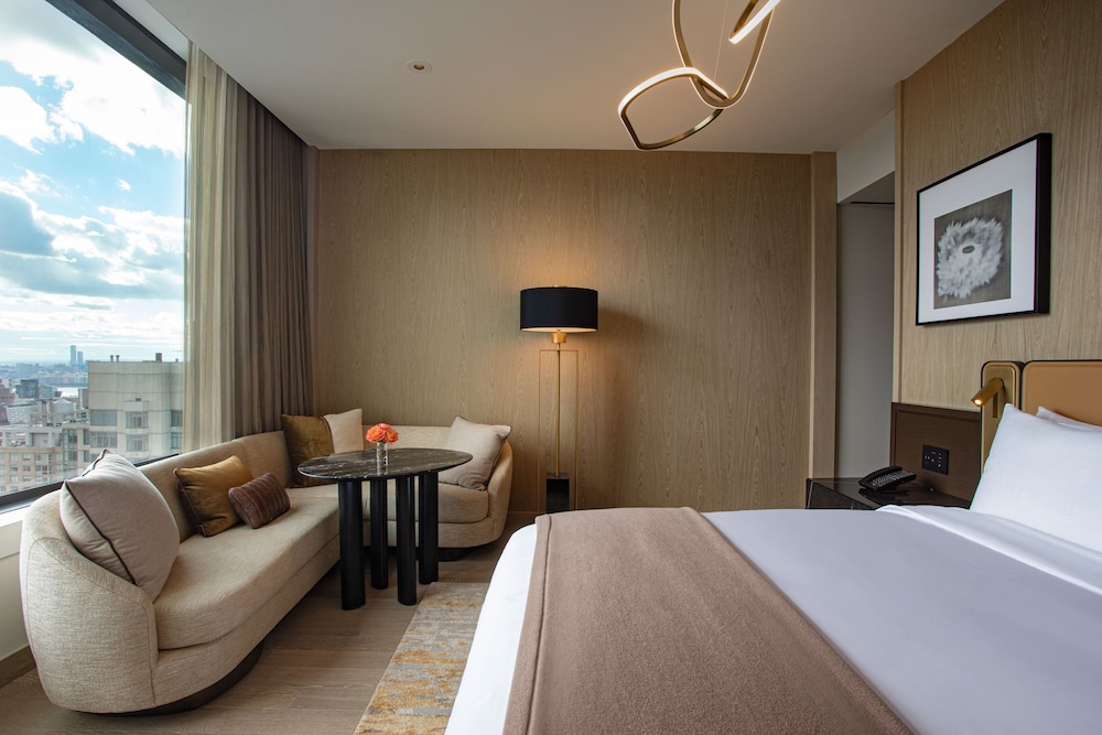 Club King Room with One King Bed (Non Smoking)