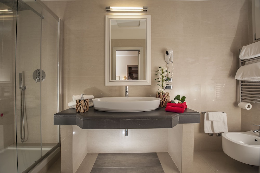 Standard Double or Twin Room thumbnail 6