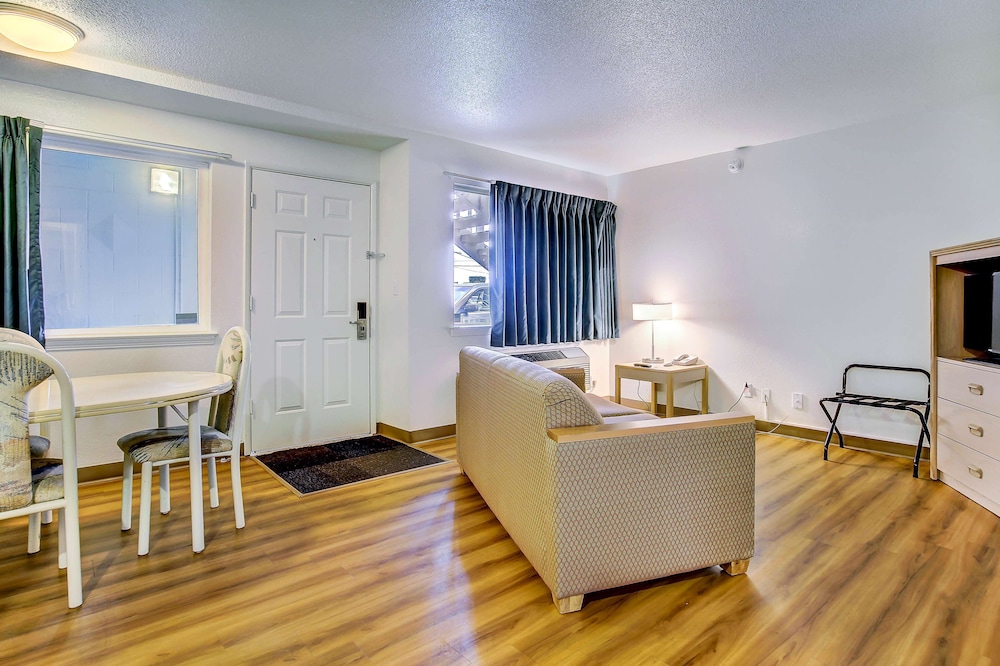 Standard Suite, 2 Queen Beds, Non Smoking photo 2