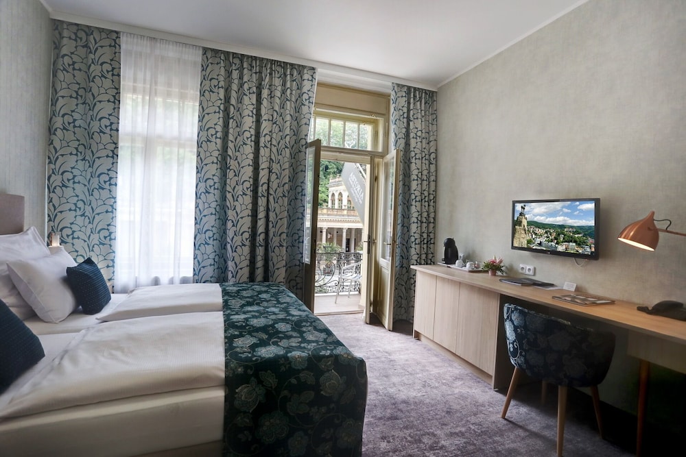 Superior Double Room, 2 Twin Beds, City View photo 3