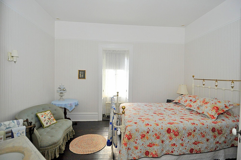 House, Multiple Beds (Manor at Berkeley Springs)