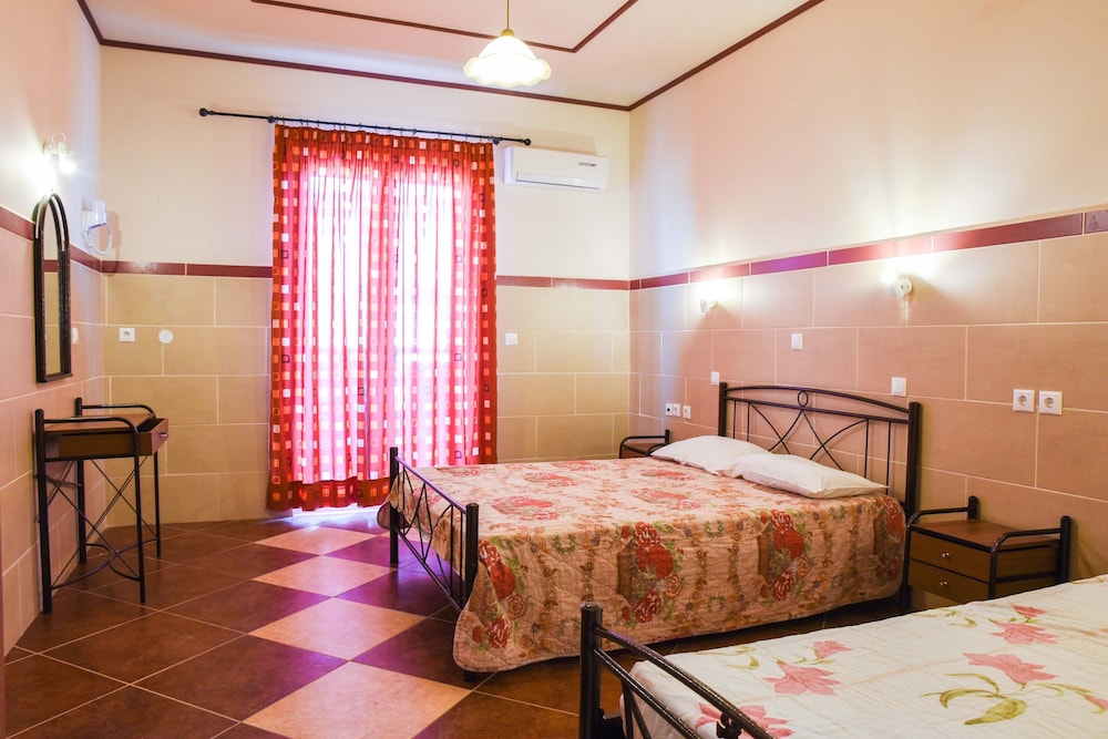 Basic Studio (3 Adults)