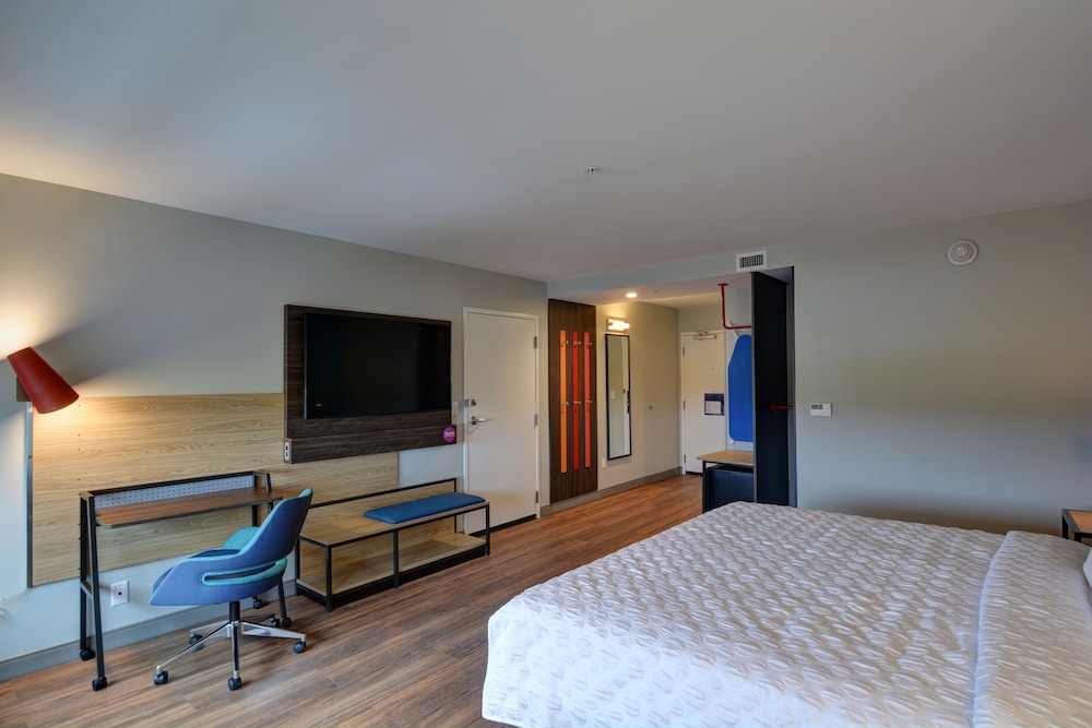 Room, 1 King Bed, Accessible (Hearing) - Photo 2