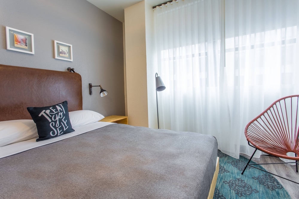 Room, 1 Queen Bed (Hearing Accessible) - Photo 4