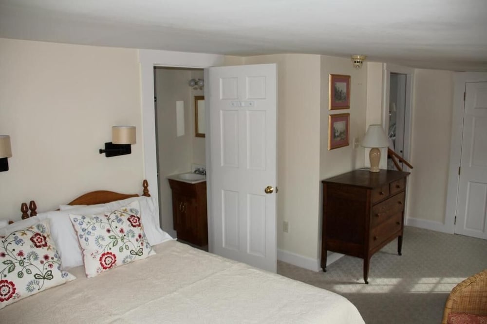 King Room with Balcony: 301 photo 3