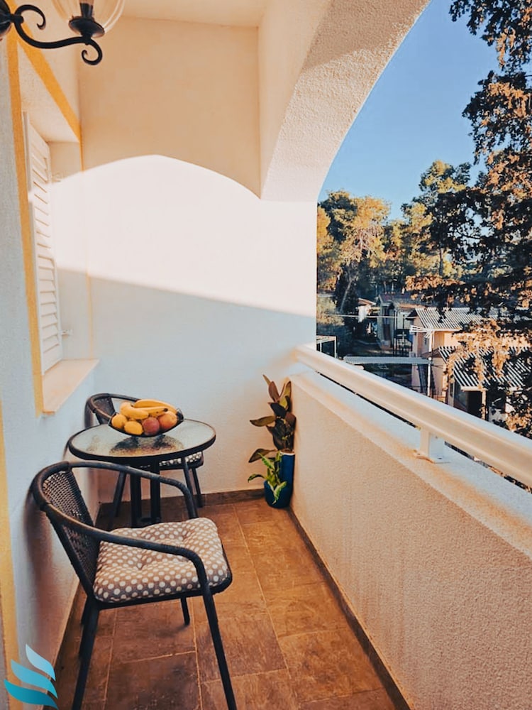 Apartment (One Bedroom Apartment with Bacony and)