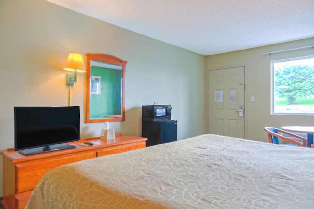 Room, 1 King Bed, Non Smoking - Photo 3