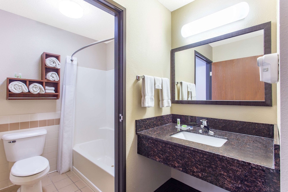 Family Suite, 1 King Bed, Non Smoking, Fireplace (2 Room, Kitchen, Hot Tub) - Photo 2