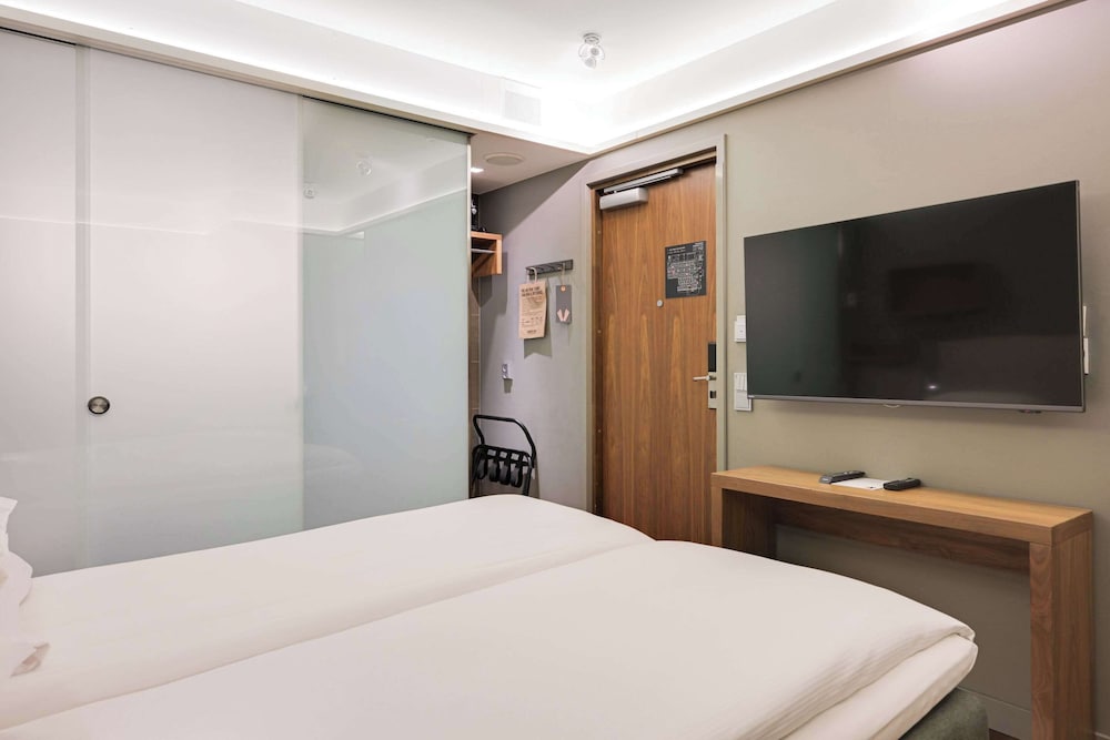 Standard Room, 1 Queen Bed, Non Smoking - Photo 4