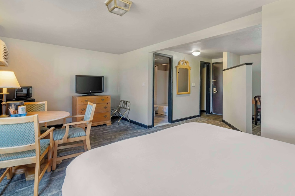 Standard Room, Multiple Beds, Non Smoking - Photo 2