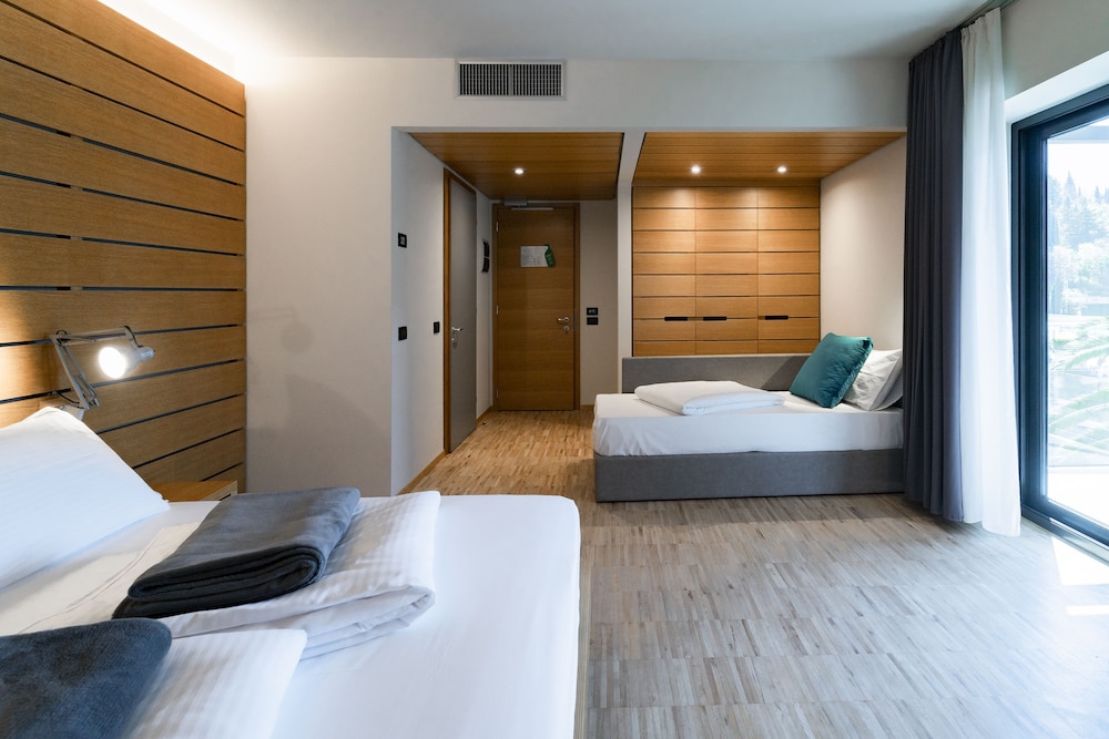 Panoramic Room, Lake View - Photo 7