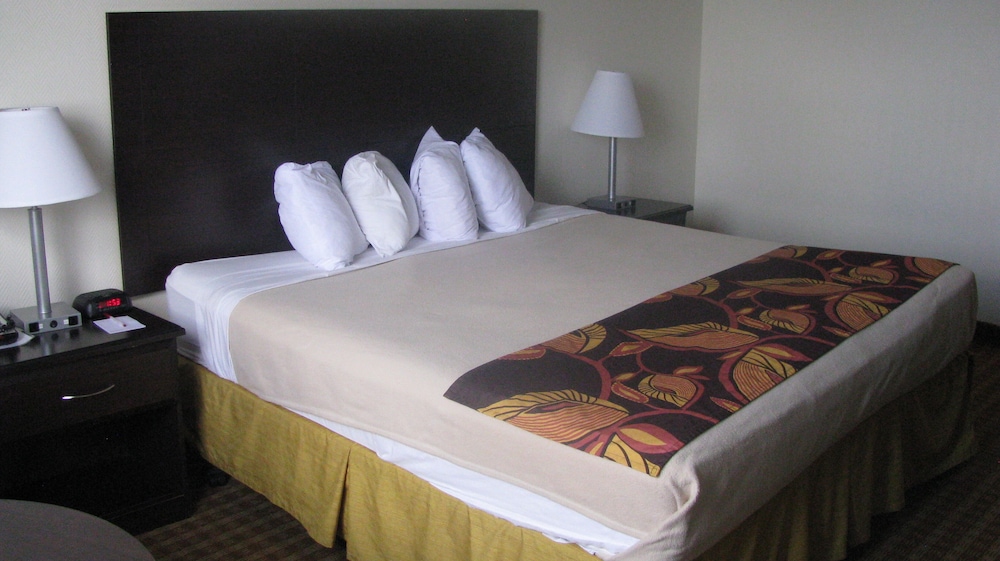 Newly Renovated, Deluxe Room, 2 Queen Beds, Non Smoking, Lake View, Higher Floor (NO RESORT FEE)