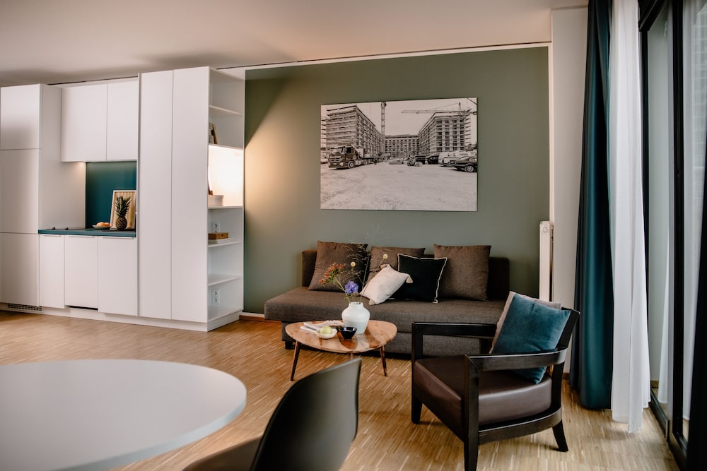 Executive Suite, 1 Queen Bed, Kitchenette, Executive Level thumbnail 6