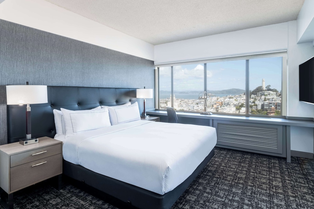 Premium Room, 1 King Bed photo 2