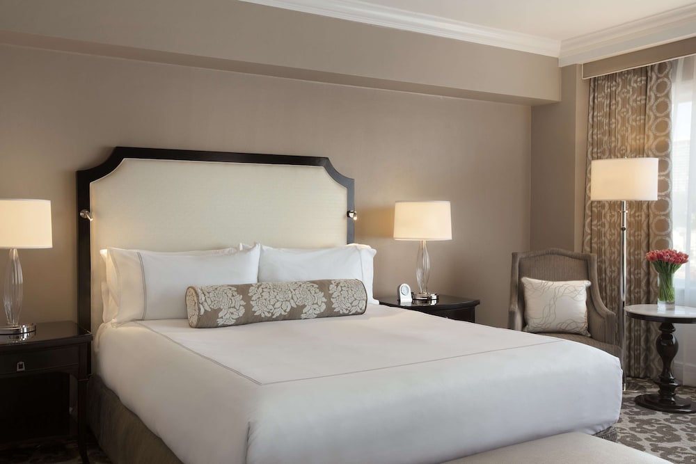 Signature Room, 1 King Bed (Skyline)