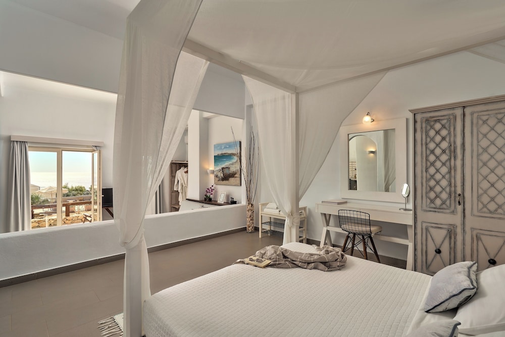 Poolfront Superior Suite with Sea View photo 3