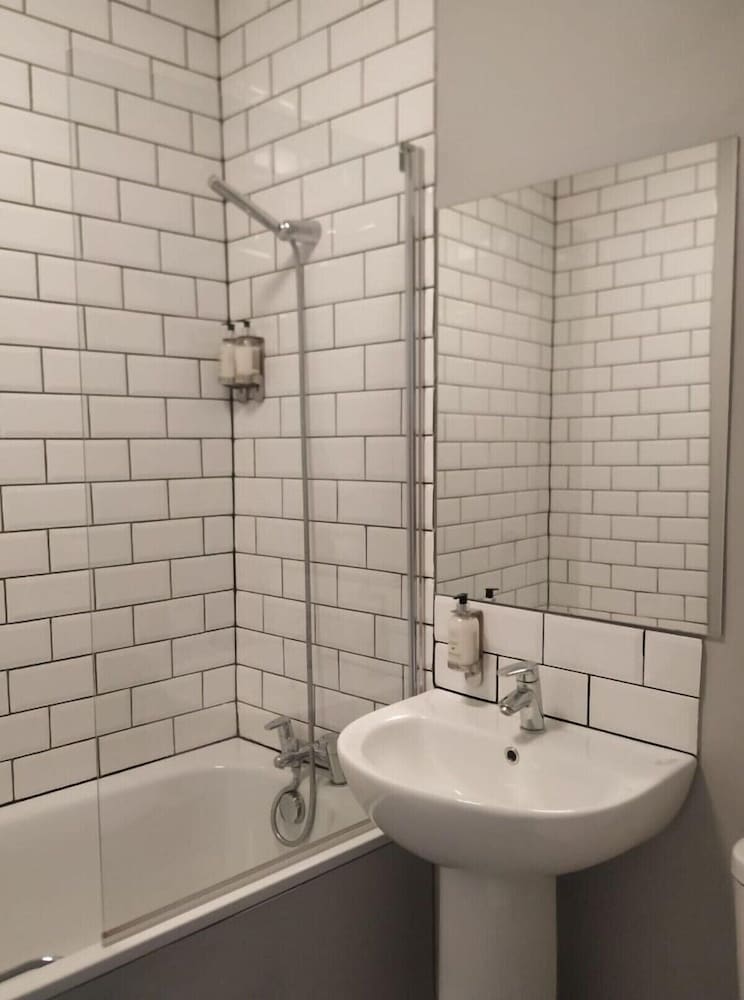 Standard Quadruple Room, Ensuite photo 3