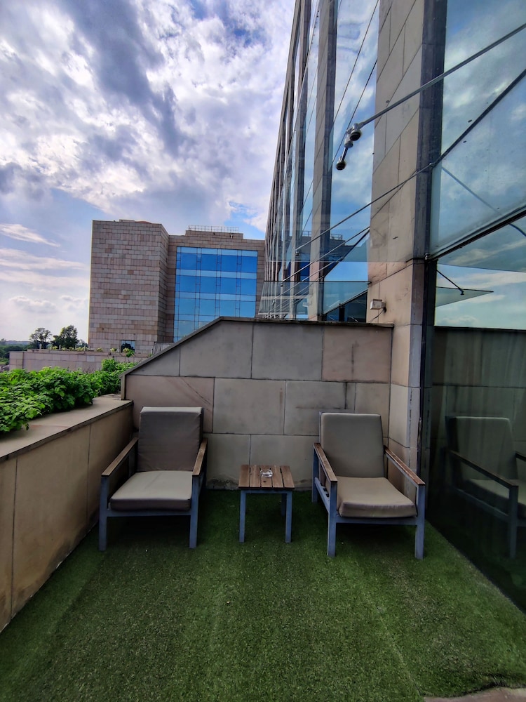 Regency Room with Balcony & Lounge Access-Pool View photo 2