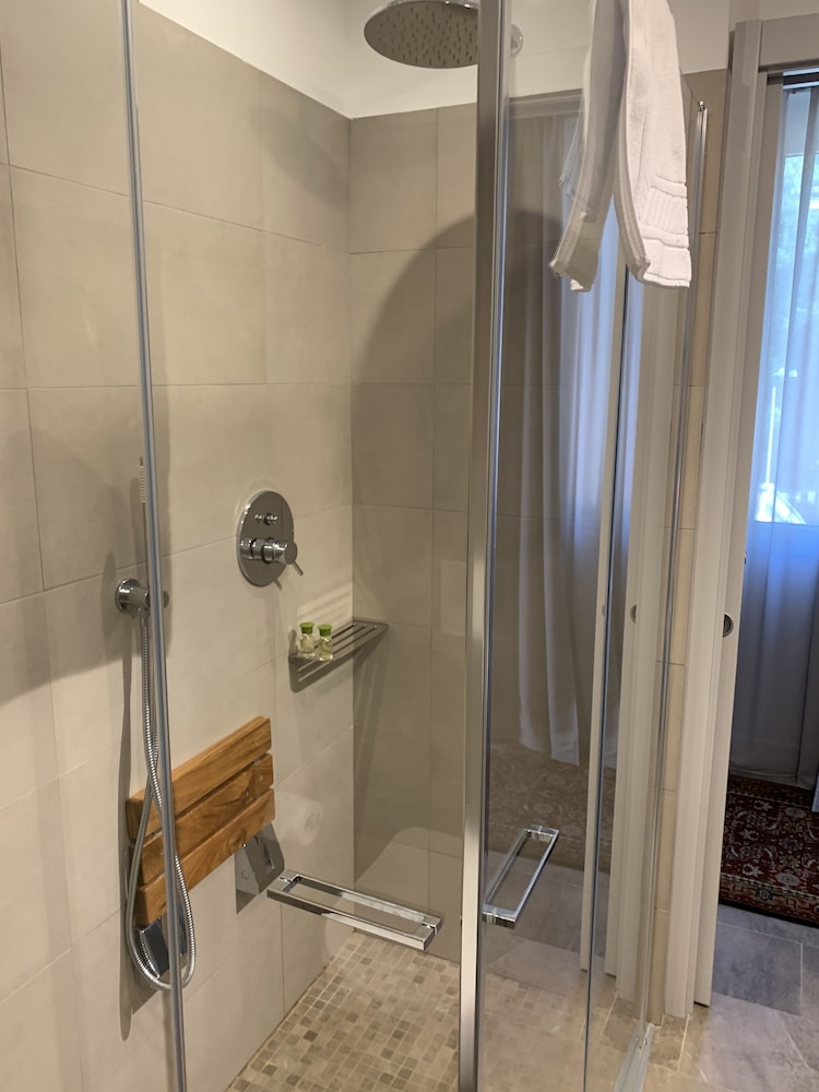 Deluxe Double Room, 1 Double Bed, Balcony, Partial Lake View photo 2