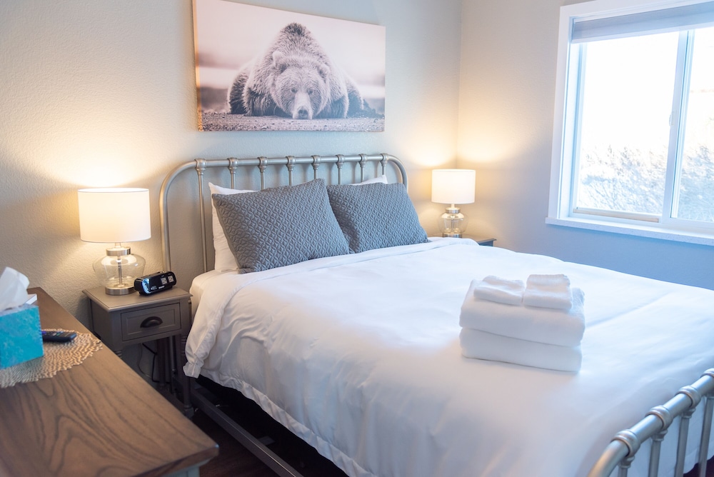 Premium Suite, 1 Queen Bed, Mountain View (10) photo 2