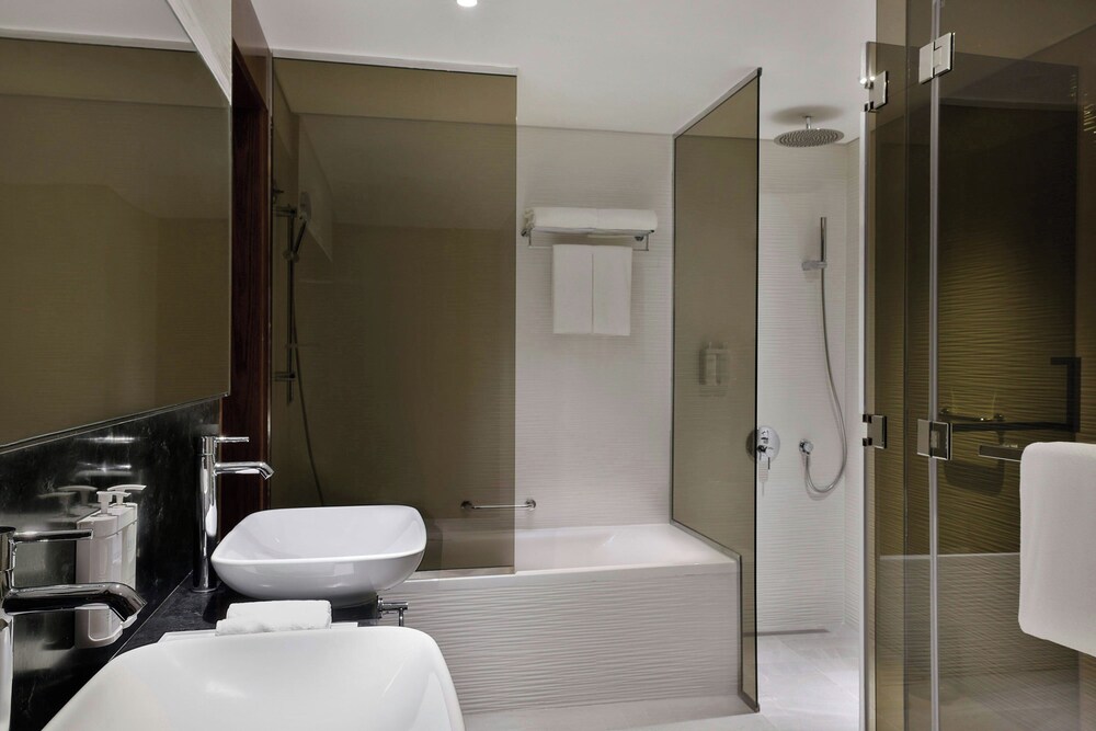 One-Bedroom Executive King Suite with Balcony photo 2