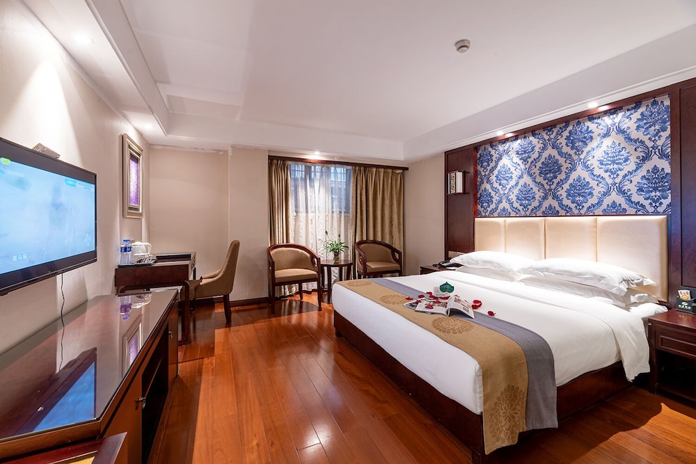 Elegant Queen Room