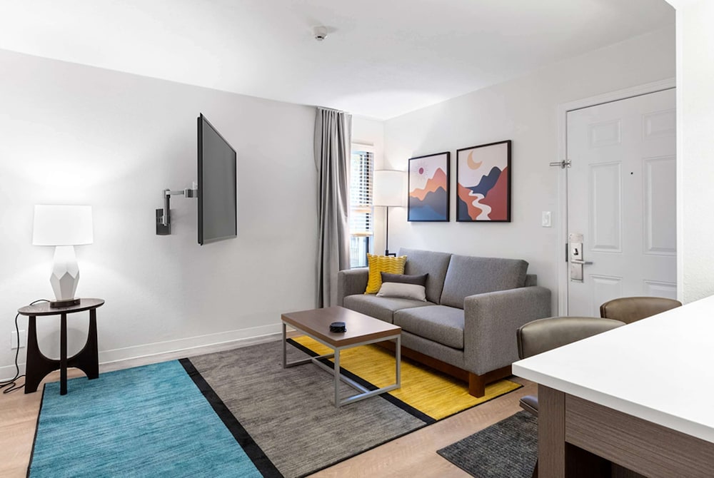 Suite, 1 Bedroom - Photo 3