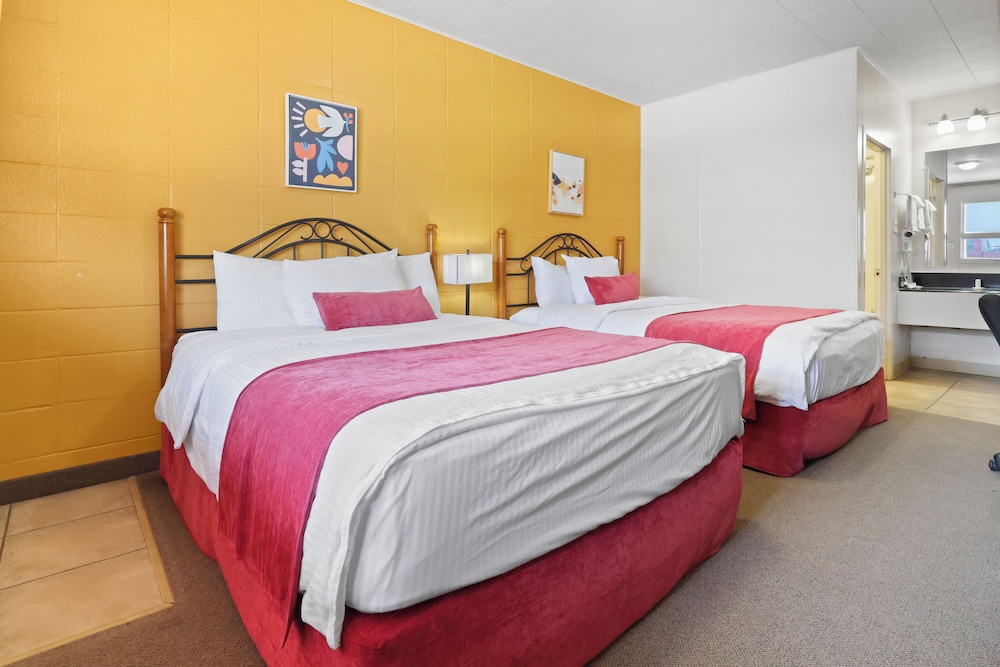 Business Room, 2 Queen Beds (Not pet friendly) photo 1