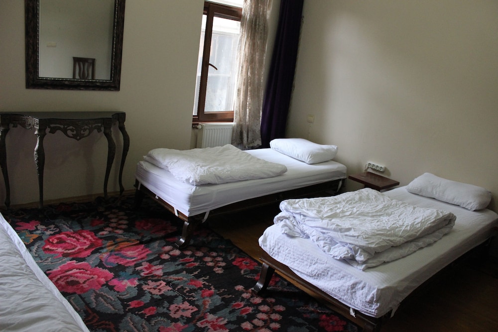 Standard Triple Room, 3 Twin Beds, Shared Bathroom photo 1