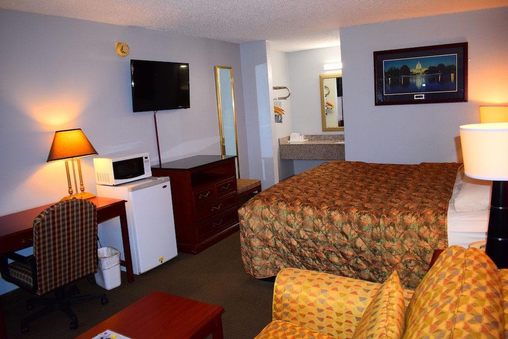 Standard Room, 1 King Bed, Smoking photo 3