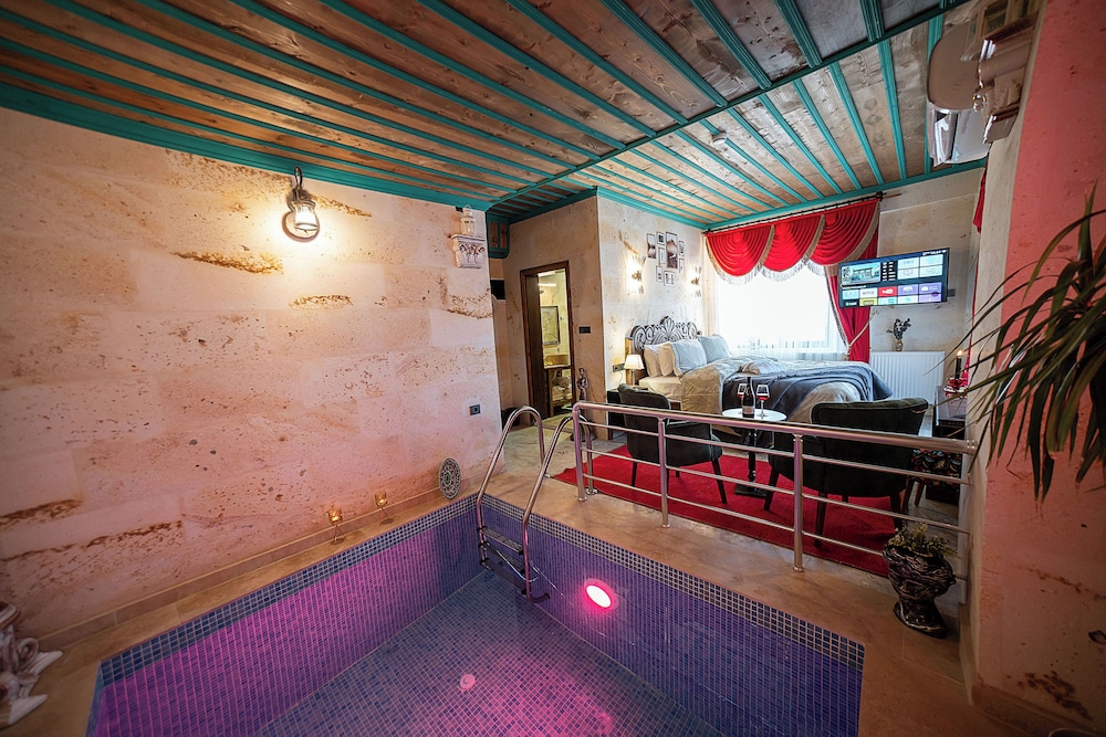 Garden Room With Pool