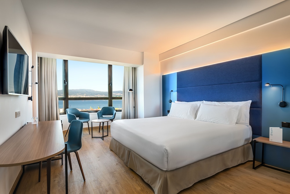 Superior Room (King Bed and Estuary View) - Photo 1
